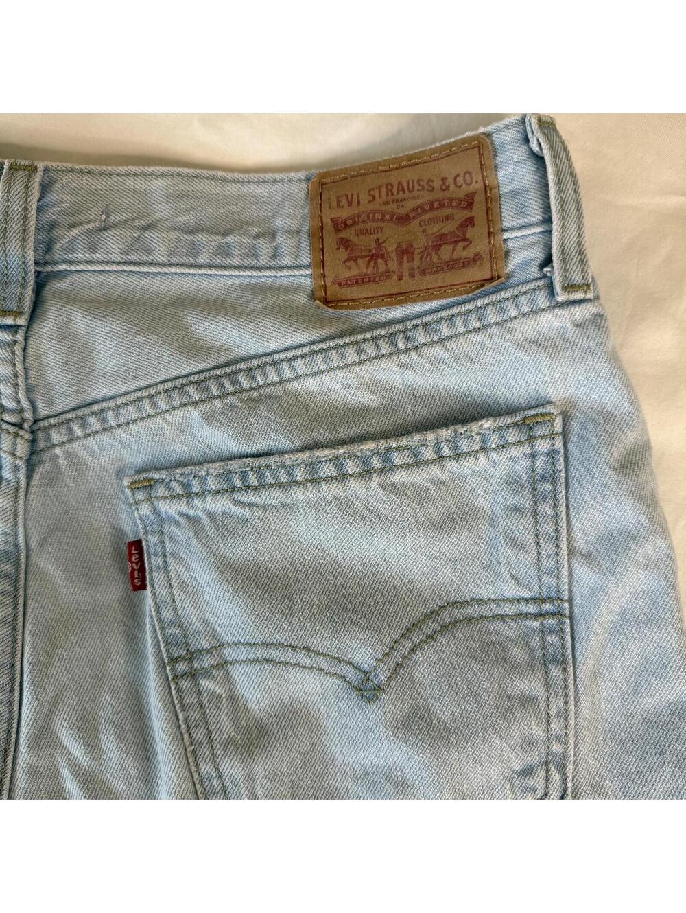 Levi's 28 Woman's Straight Jeans Light Wash Distressed Knee Y2K Ripped Holes